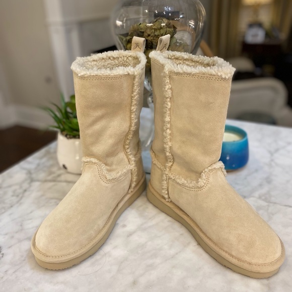 NWOT AMERICA EAGLE CREAM SUEDE SHERPA BOOTS - Picture 2 of 8